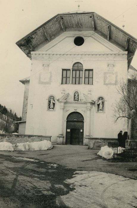 Eglise Saint-Nicolas-de-Véroce : Façade est, vue générale