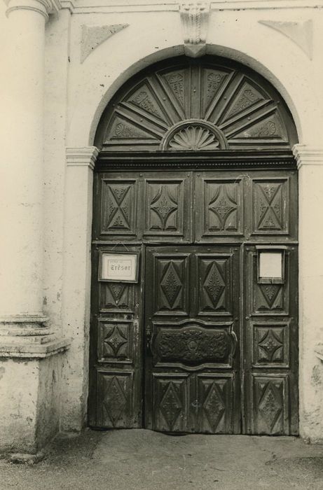 Eglise Saint-Nicolas-de-Véroce : Portail d’accès est, vue générale