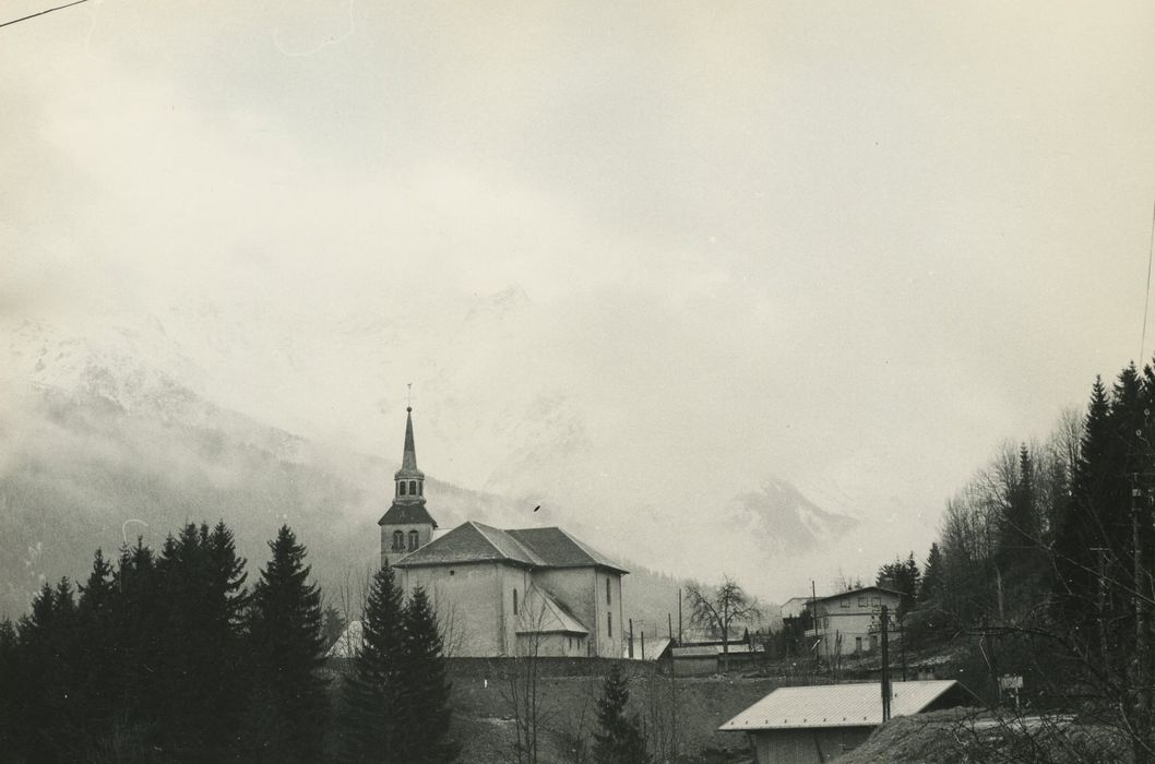 Eglise Saint-Nicolas-de-Véroce : Vue générale de l’église dans son environnement depuis le Sud-Ouest