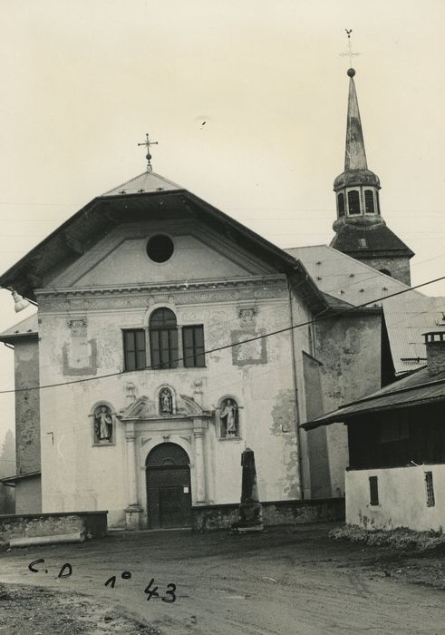 Eglise Saint-Nicolas-de-Véroce : Façade est, vue générale