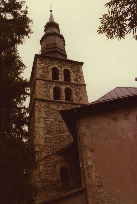 Eglise Saint-Gervais Saint-Protais : Clocher, élévation sud-ouest, vue générale