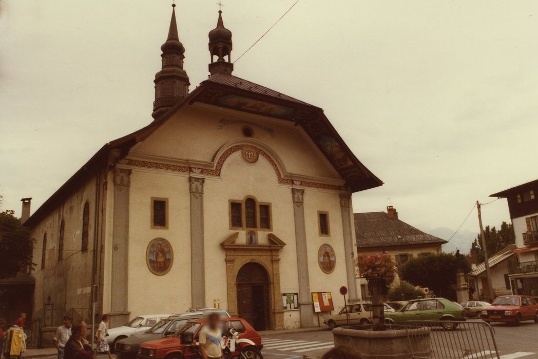 Eglise Saint-Gervais Saint-Protais : Façade est, vue générale