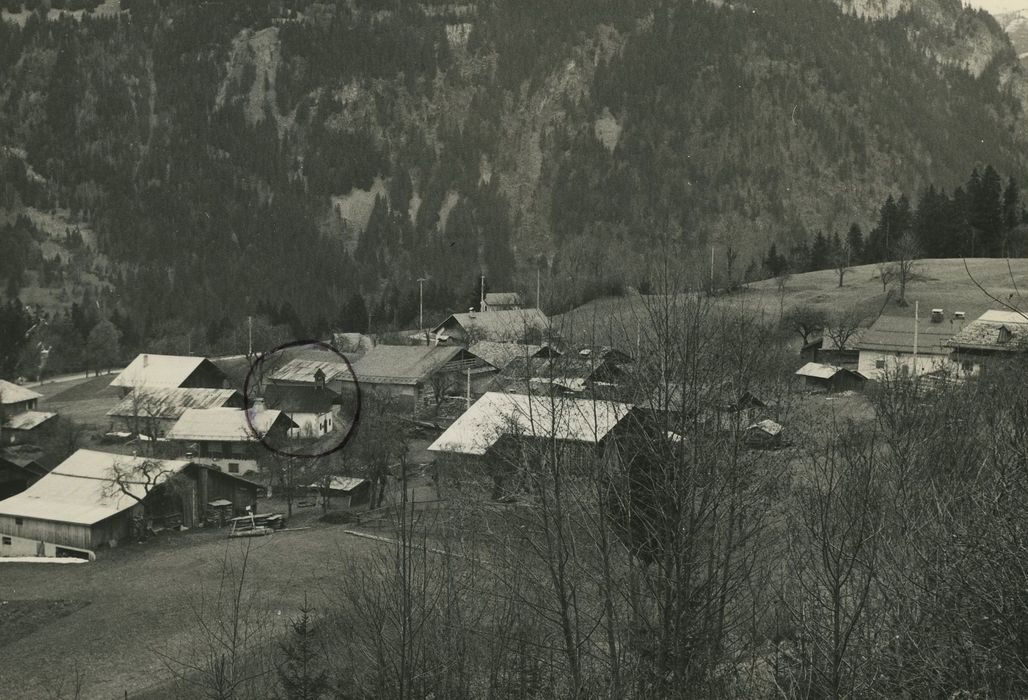 Chapelle du hameau des Plans : Vue générale de la chapelle dans son environnement