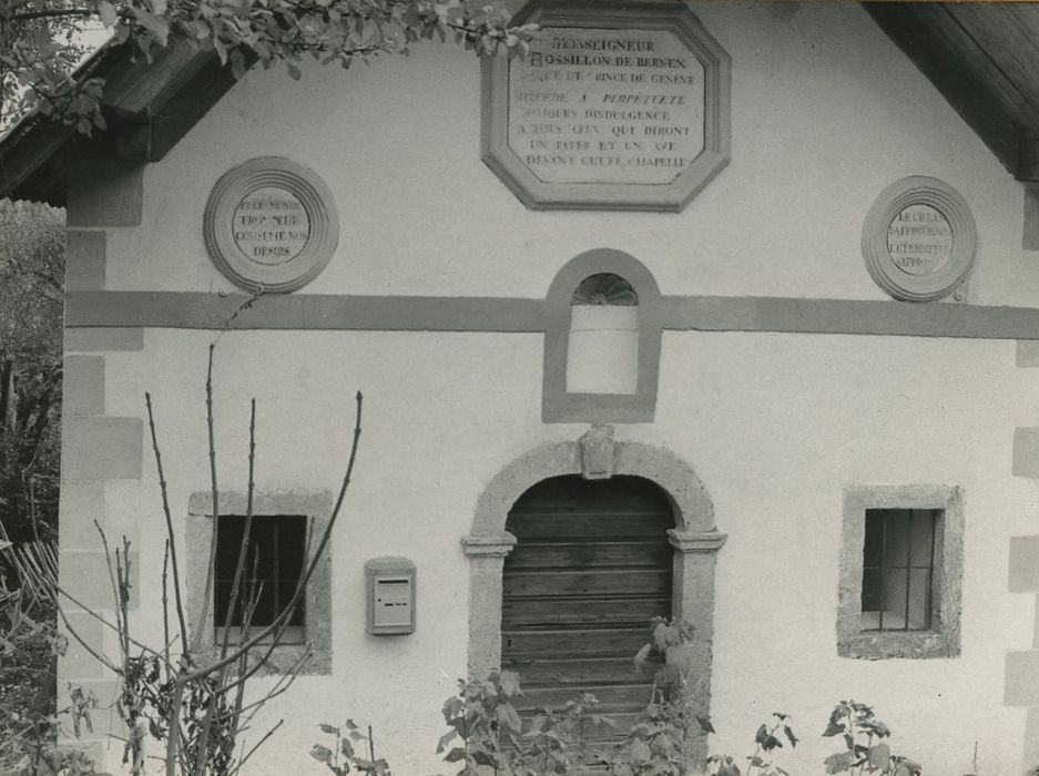 Chapelle du hameau des Plans : Façade sud, vue partielle