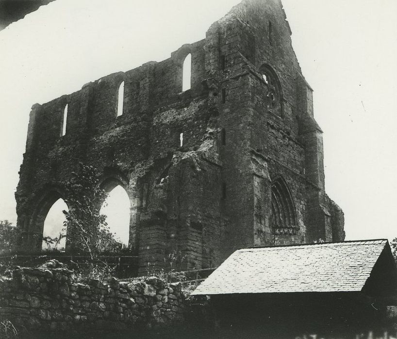 Abbaye : Vue partielle des ruines