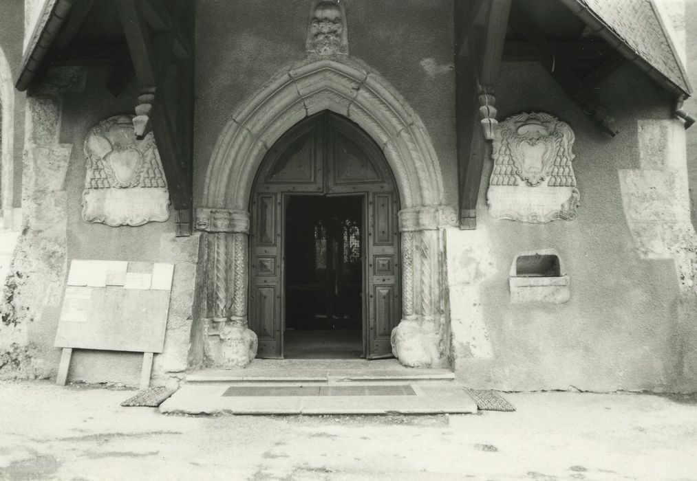 Eglise de l'Assomption-de-Marie : Porche occidental, vue générale