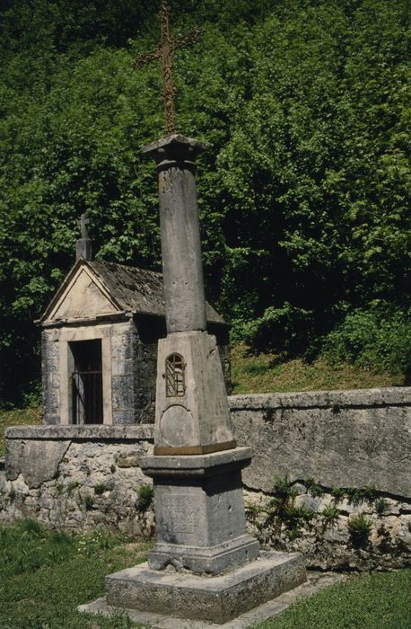 Ancienne abbaye de Sixt : Croix de cimetière, vue générale