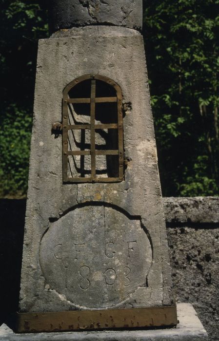 Ancienne abbaye de Sixt : Croix de cimetière, détail