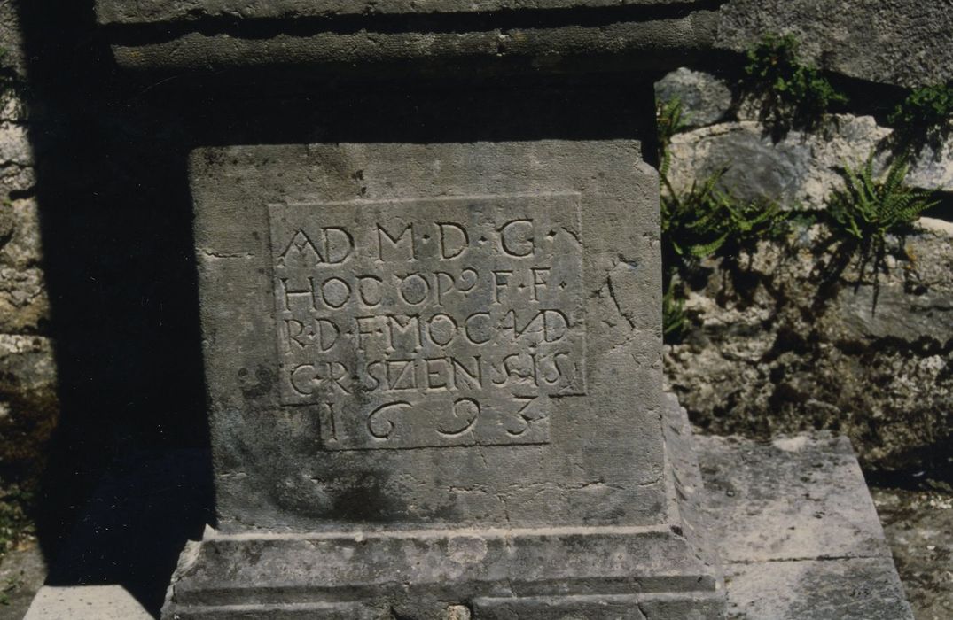 Ancienne abbaye de Sixt : Croix de cimetière, détail