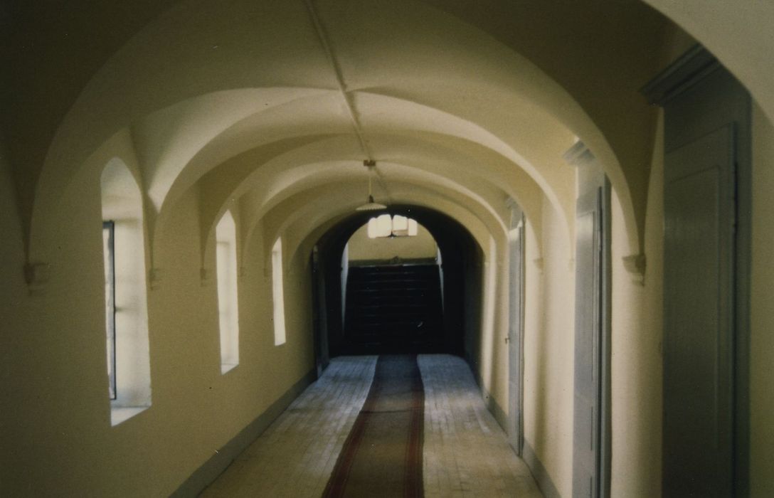 Ancienne abbaye de Sixt : Bâtiment abbatial, 1er étage, couloir, vue générale