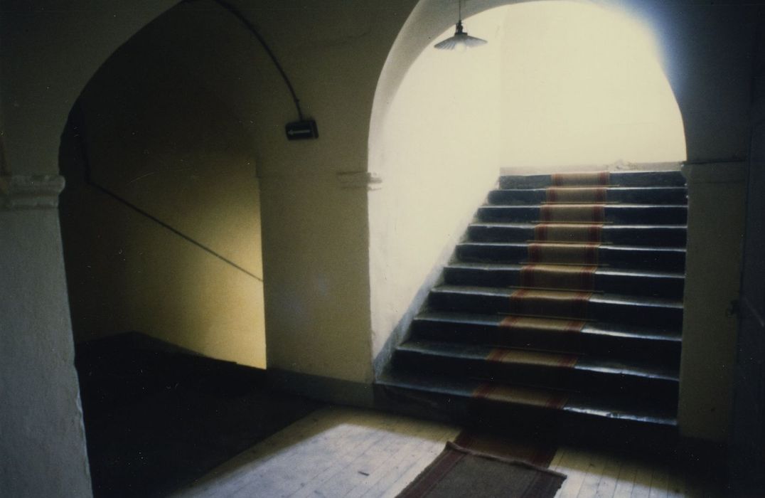 Ancienne abbaye de Sixt : Bâtiment abbatial, escalier, vue partielle