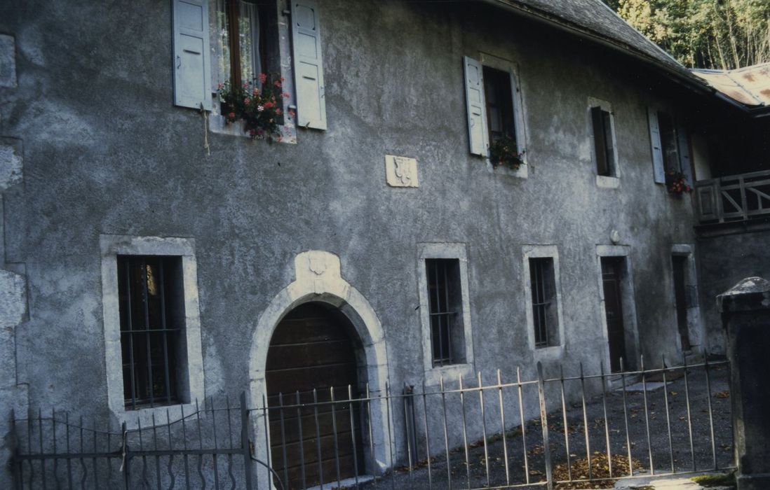 Ancienne abbaye de Sixt : Presbytère, façade est, vue partielle