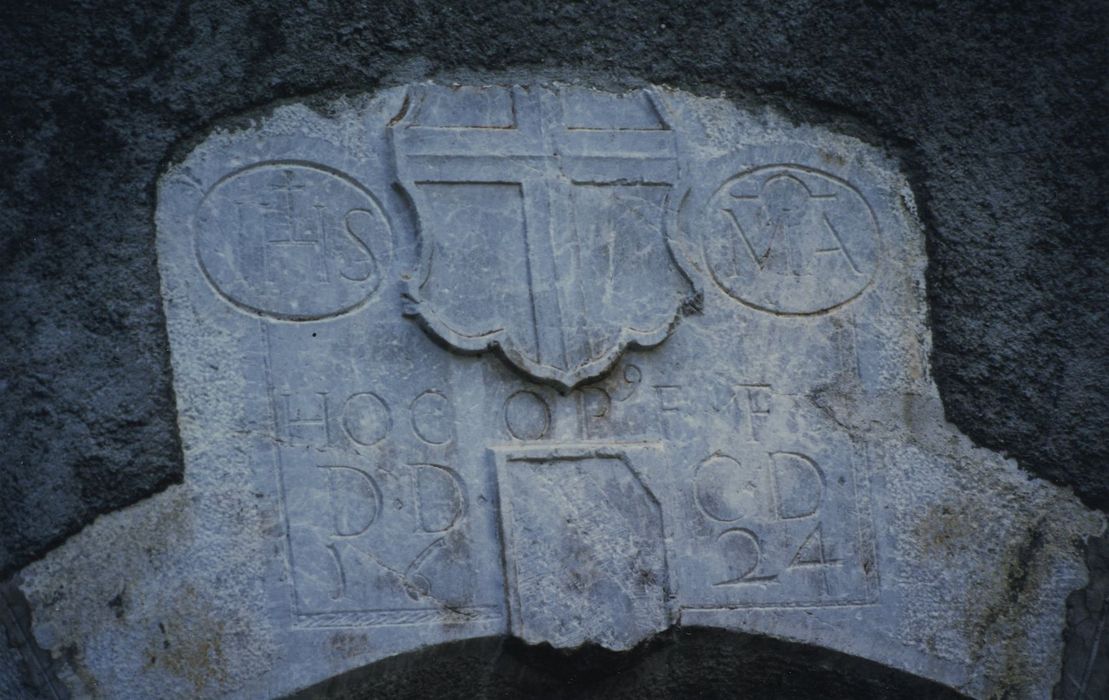 Ancienne abbaye de Sixt : Presbytère, façade est, détail du linteau surmontant la porte d'accès