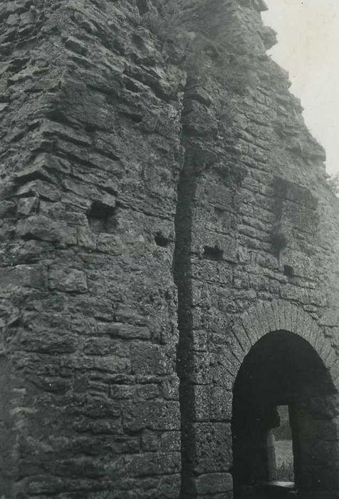 Château (ancien) : Elévation sud du passage intérieur, poste de guet, vue partielle