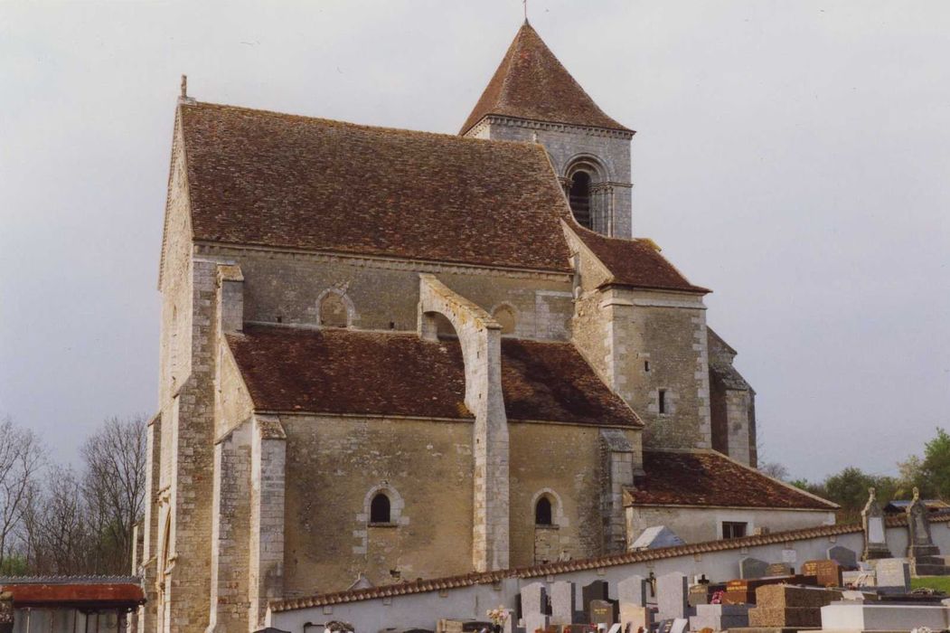 Eglise paroissiale : façade latérale sud, vue générale