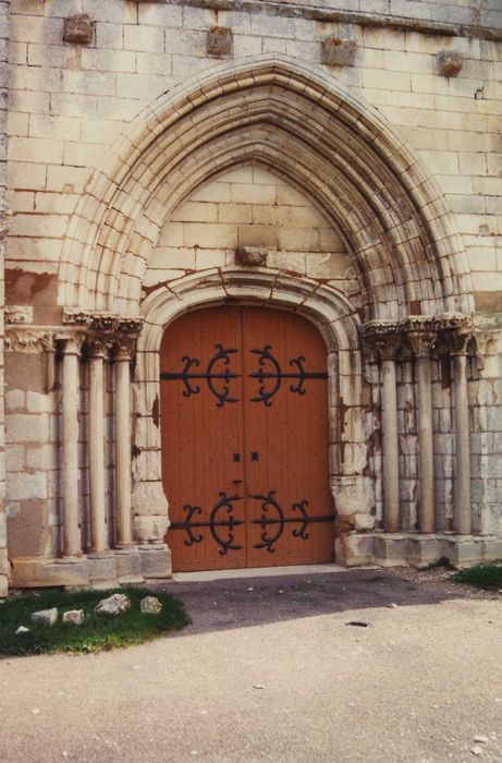 Eglise paroissiale : portail occidental, vue générale