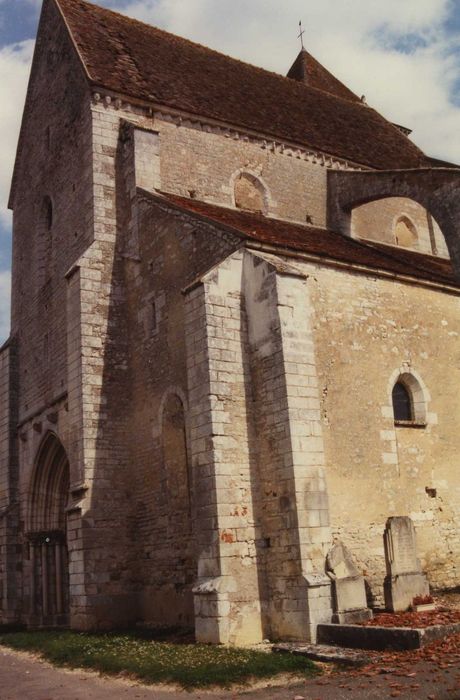 Eglise paroissiale : façade latérale sud, vue partielle