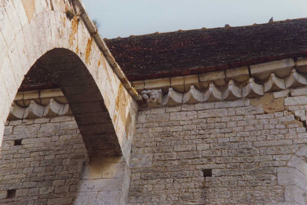 Eglise paroissiale : façade latérale sud, détail de la corniche