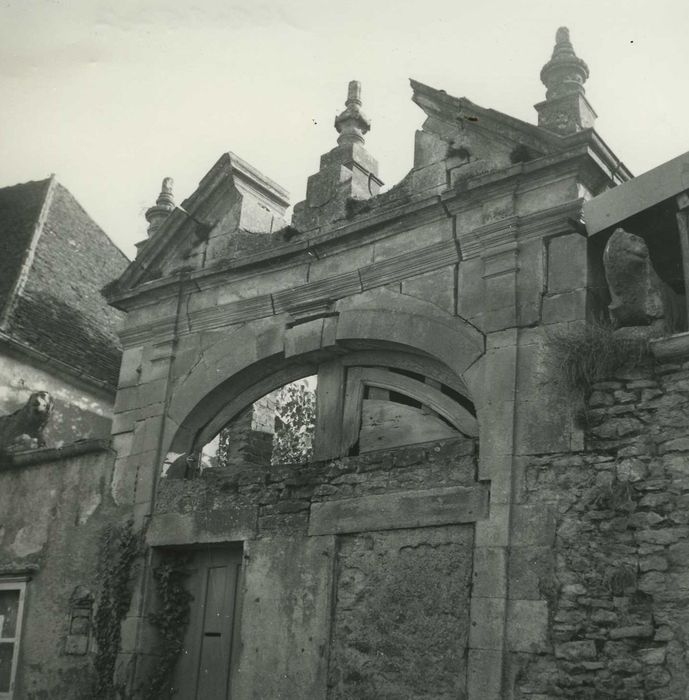 Portail (ancien) provenant d'Annay-la-Côte et remonté à Marcilly, vue partielle