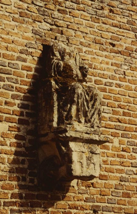 statue : Vierge à l'Enfant assise, console : la Maison de Lorette