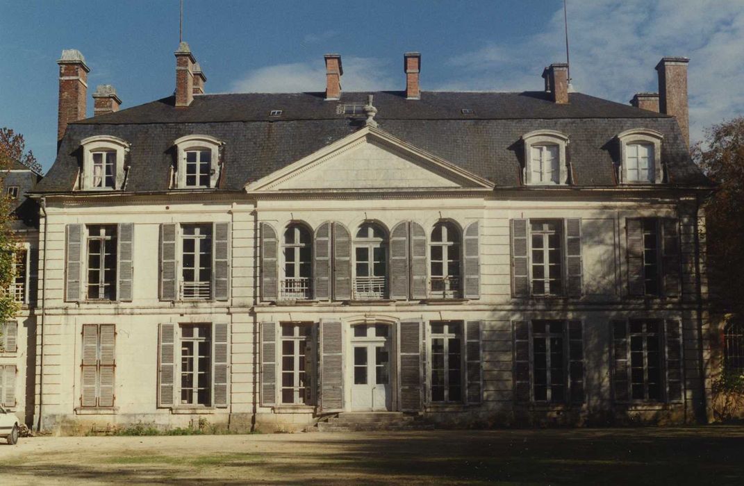 Château des Barres : façade sud, vue générale