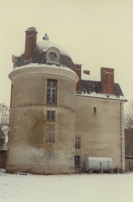 Château des Barres : tour nord-ouest, vue générale