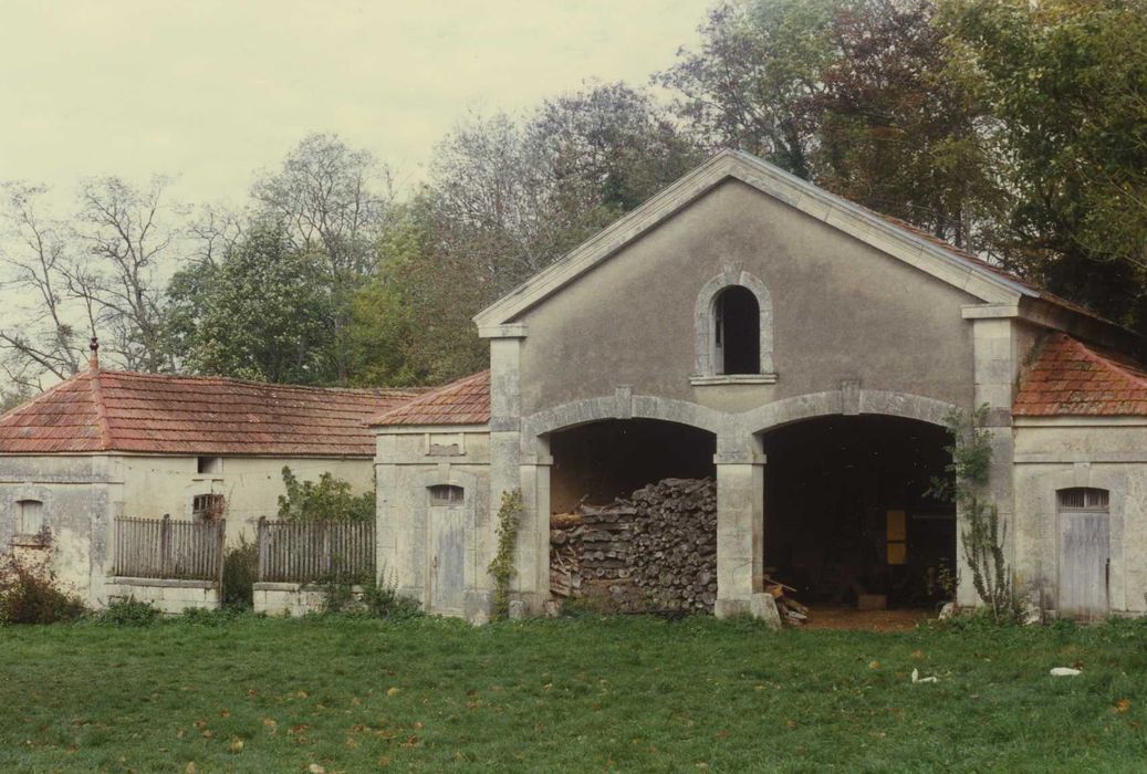 Château des Barres : communs, vue partielle