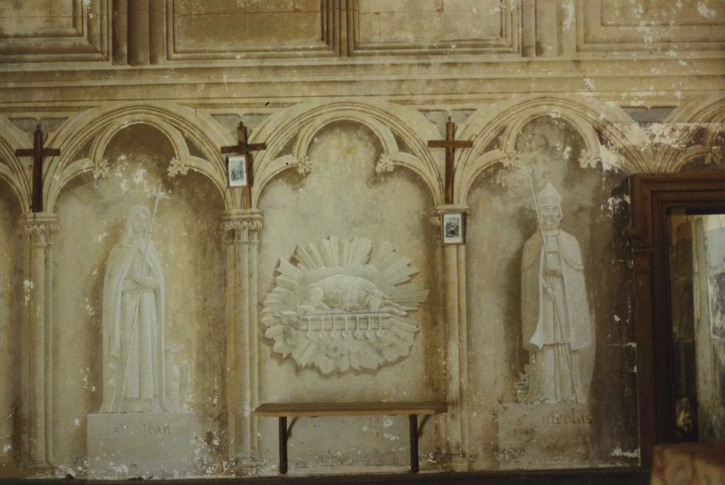 Château des Barres : chapelle, peinture monumentale, vue partielle