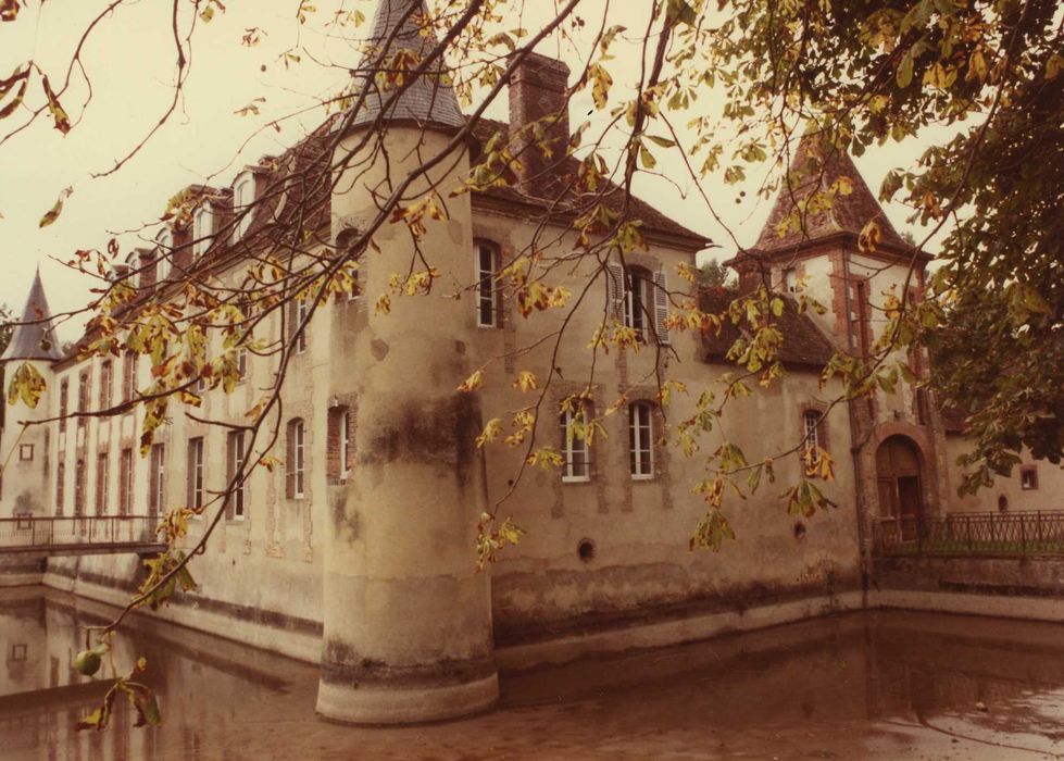 Château de Fourolles : angles des façades sud et est, vue partielle