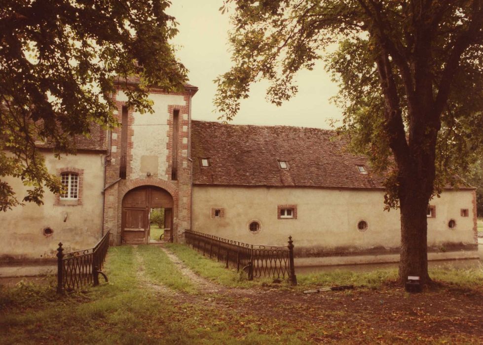 Château de Fourolles : façade est, poterne, vue générale