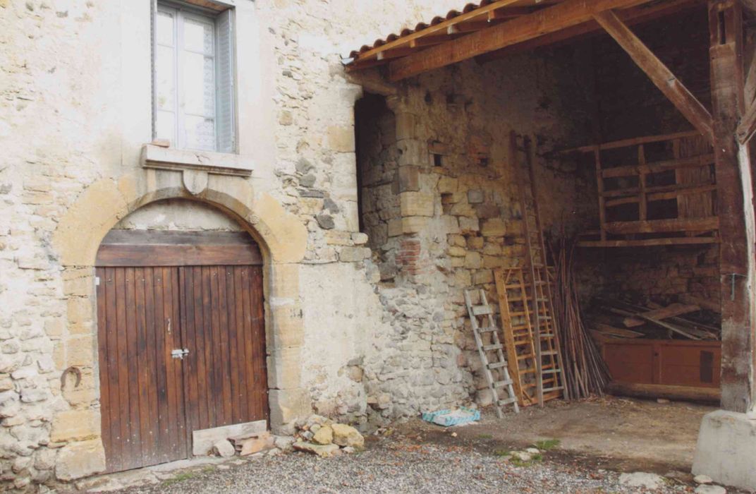 Ancien château : aile nord, façade sud, vue partielle