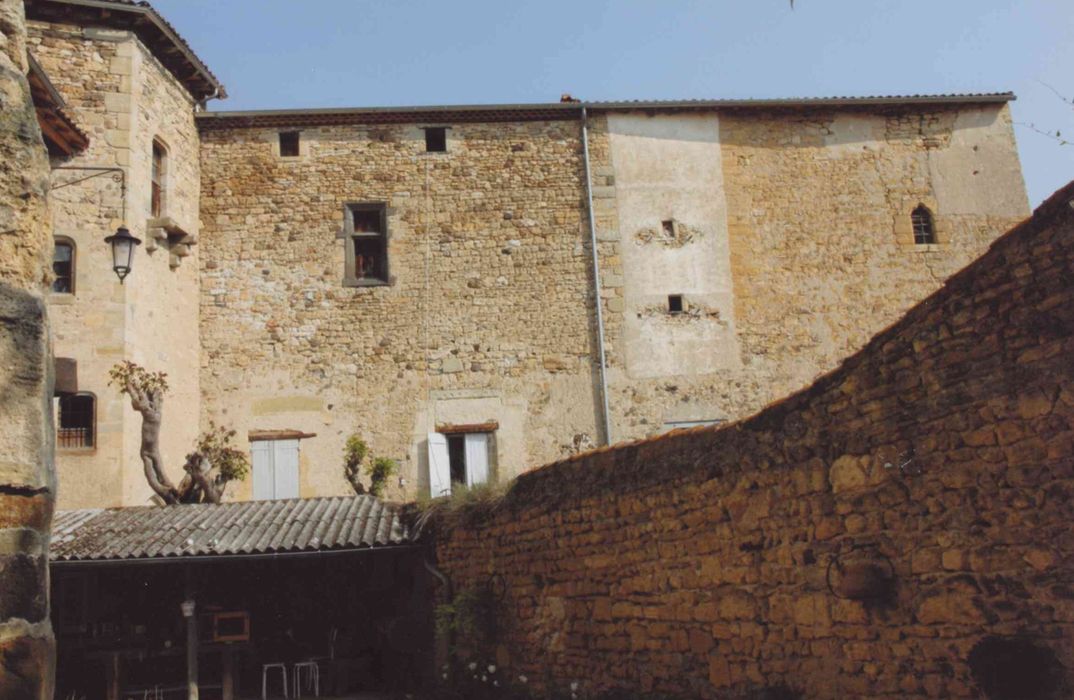 Ancien château : aile nord, façade sud, vue partielle