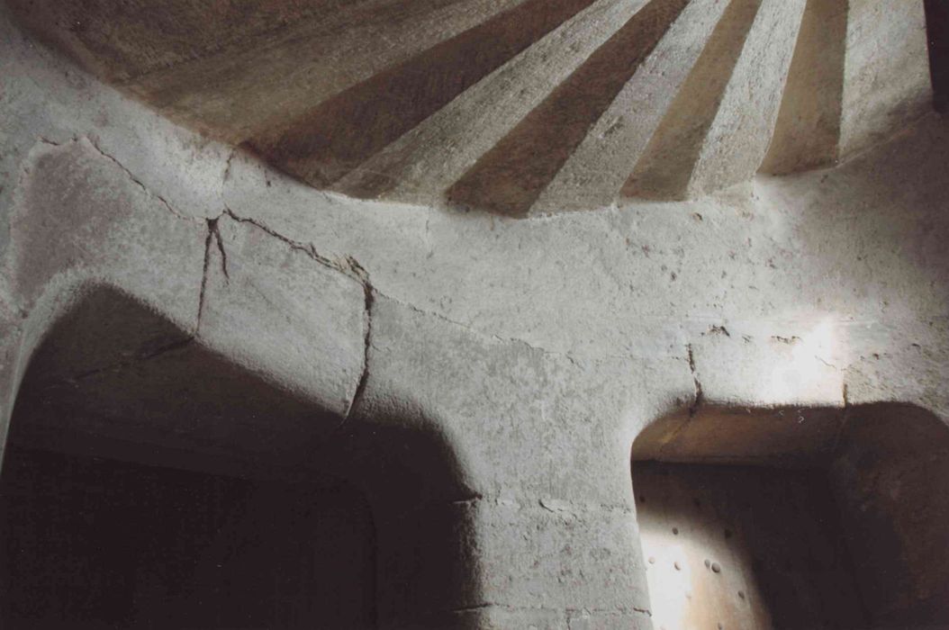 Ancien château : escalier à vis non localisé, détail