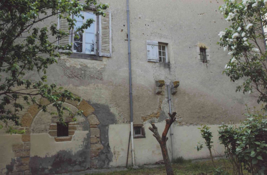 Ancien château : aile ouest, façade ouest, vue partielle