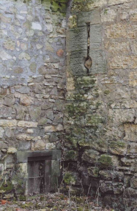 Ancien château : tour nord-ouest, détail d'une meurtrière