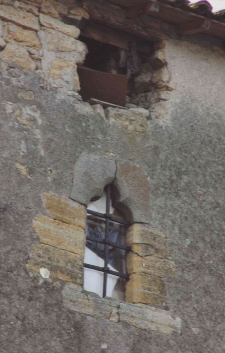 Ancien château : aile nord, détail d'une baie sur la façade nord