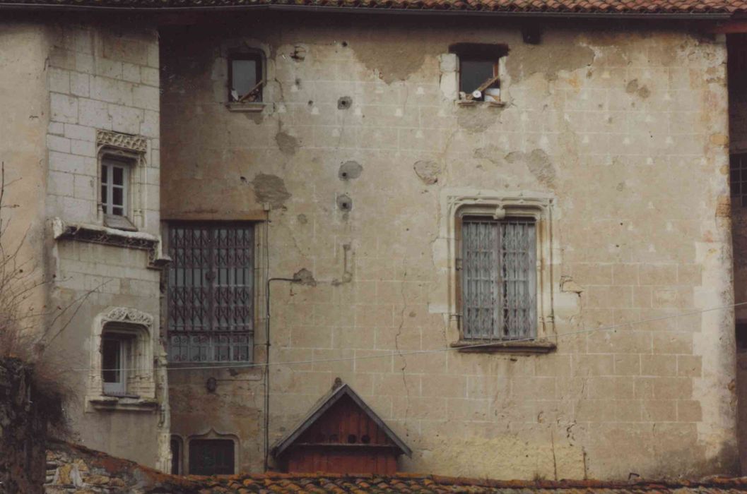 Ancien château : aile ouest, façade est, vue partielle