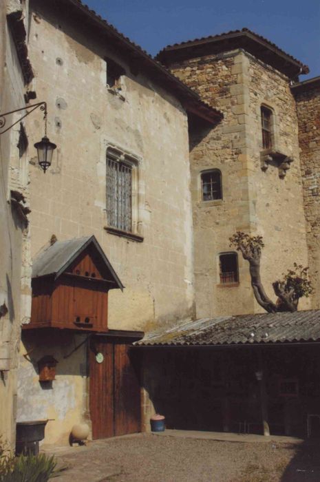 Ancien château : aile ouest, façade est, vue partielle