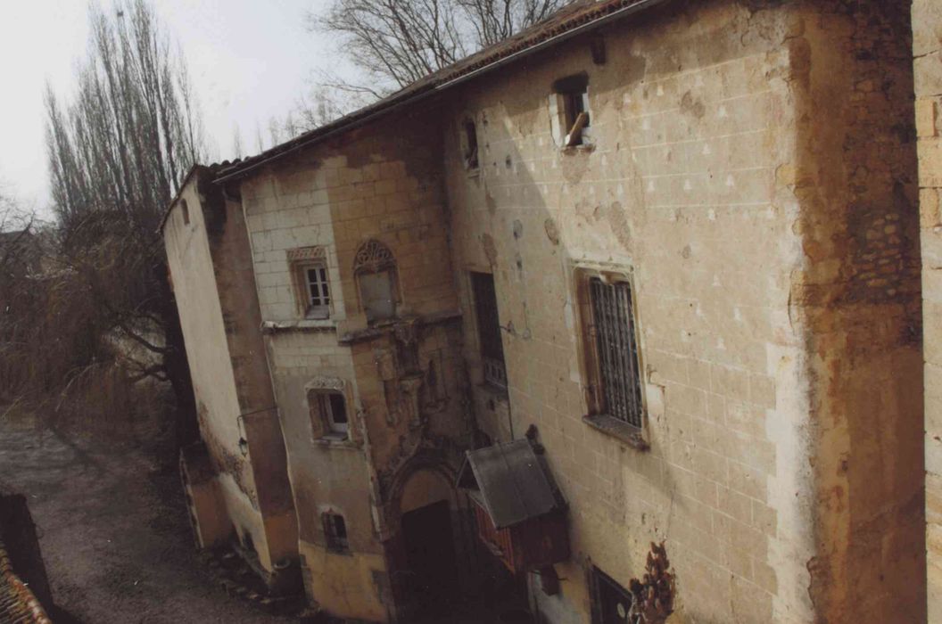 Ancien château : aile ouest, façade est, vue partielle