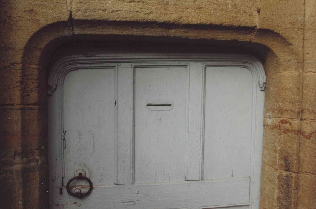 Ancien château : cour, angle nord-est, tour d'escalier, détail du vantail de la porte du rez-de-chaussée