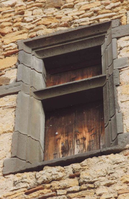 Ancien château : aile nord, façade sud, détail d'une baie