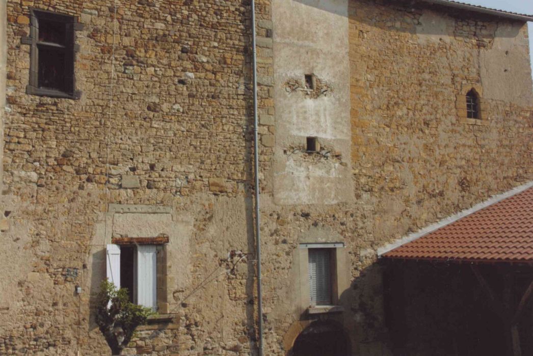 Ancien château : aile nord, façade sud, vue partielle