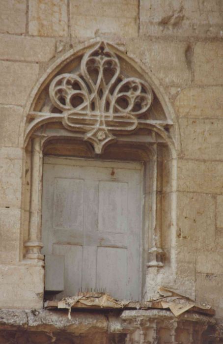 Ancien château : cour, angle sud-est, tour d'escalier, détail d'une baie