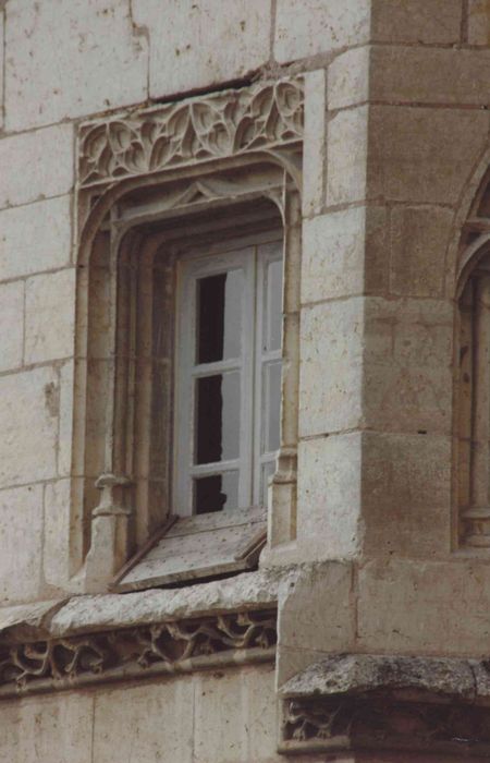 Ancien château : cour, angle sud-est, tour d'escalier, détail d'une baie