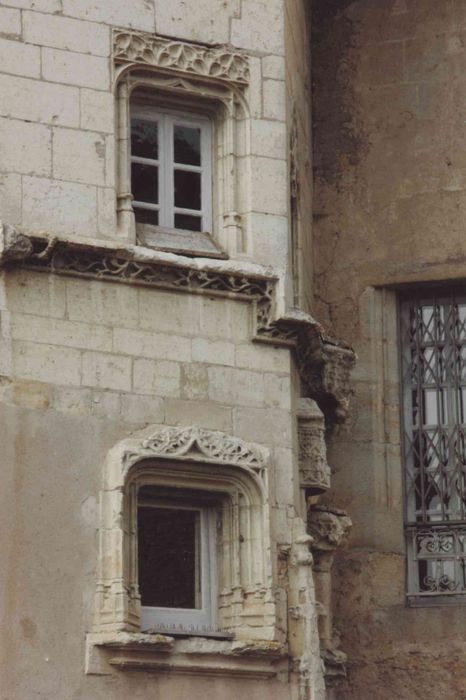 Ancien château : cour, angle sud-est, tour d'escalier, détails des baies