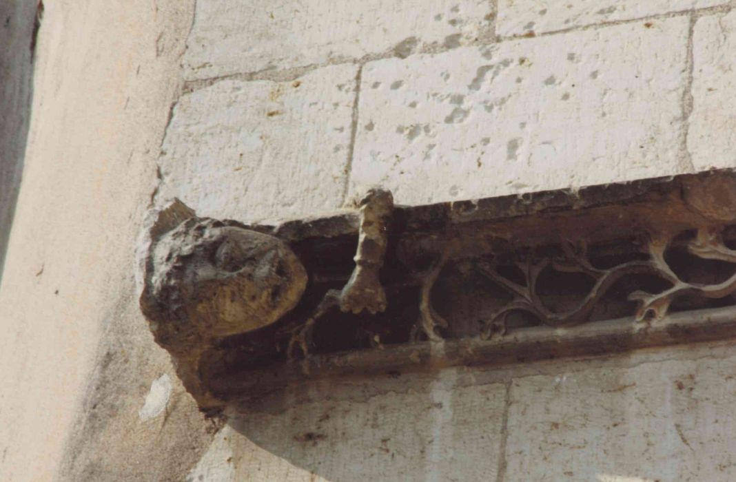 Ancien château : cour, angle sud-est, tour d'escalier, détail