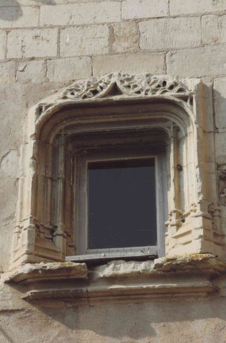 Ancien château : cour, angle sud-est, tour d'escalier, détail d'une baie