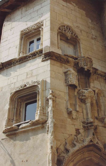 Ancien château : cour, angle sud-est, tour d'escalier, détail des baies