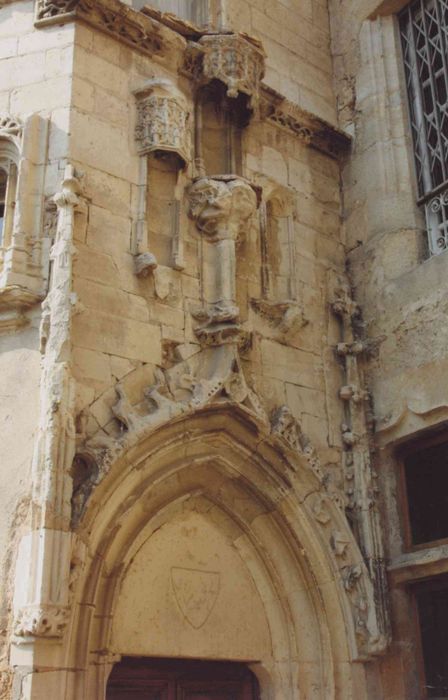 Ancien château : cour, angle sud-est, tour d'escalier, vue partielle