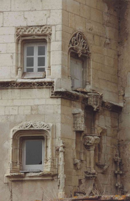 Ancien château : cour, angle sud-est, tour d'escalier, détail des baies